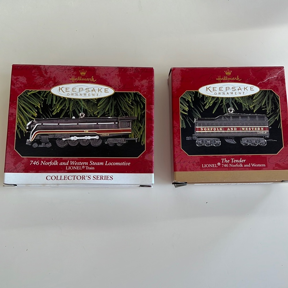 HALLMARK KEEPSAKE ORNAMENT